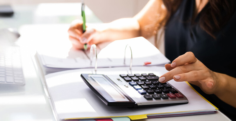 woman-calculating-tax-incentives